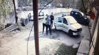 6 copii din Vaslui au rămas la mila sorţii, după ce tatăl lor s-a luptat cu poliţiştii, opunându-se arestării (Video)