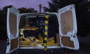 Poliţia caută să stabilească cine conducea microbuzul cu ţigări