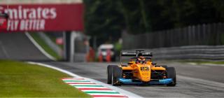 Pilotul australian a zburat cu maşina de pe circuit