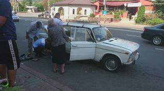 Doi poliţişti au schimbat o roată la o Ladă