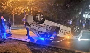 Maşină de poliţie răsturnată la Timişoara, după ce un şofer i-a spulberat pe poliţişti în intersecţie (Video)