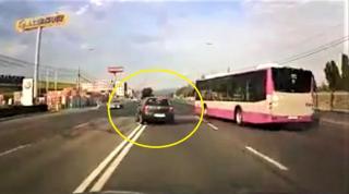 Momentul în care o şoferiţă începătoare din Cluj, terifiată de un autobuz, intră pe contrasens şi spulberă frontal o altă maşină (Video)
