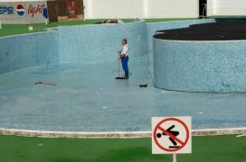 Tânăr din Gorj în stare critică după ce s-a aruncat în cap, în piscina goală, la o nuntă