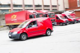 Atac la o maşină a Poştei Române. Un tânăr cu cagulă a furat 150.000 de lei şi a băgat poştaşul în spital