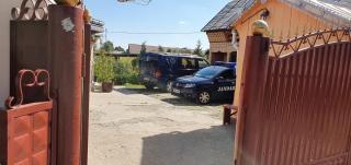 Mama criminalului Ioan Beşa stă cu jandarmii în curte de frica celuilalt fiu al său, care a jurat că o omoară