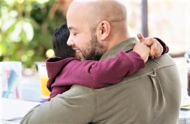 Un copil de 9 ani a fugit de la asistentul maternal de dorul tatălui. Poliţiştii l-au prins şi îl vor duce înapoi