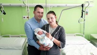 Bebelușul român născut la Torino și părinții săi