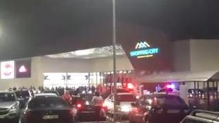 Oameni evacuați după alerta cu bombă la mall-urile din Râmnicu Vâlcea