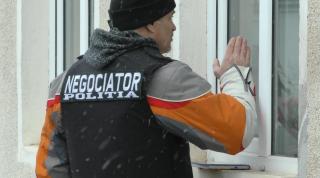 Un negociator încearcă să o convingă pe tânără să se oprească