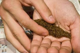 Doi dintre tinerii prinşi cu droguri au fost arestaţi preventiv