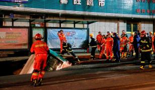 Autobuz înghiţit de şosea