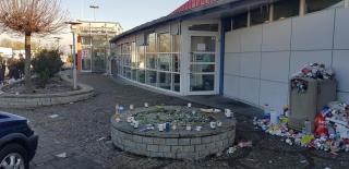 Parcare îngropată în gunoaie