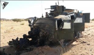 Transportor blindat lovit de bombă