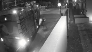 Un hoț a furat o pubelă de gunoi cu troleibuzul, în Ploiești