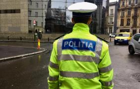 Un poliţist dirijează ciculaţia