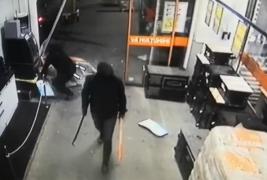 Înarmaţi cu răngi şi bâte, patru indivizi mascaţi au dat spart magazinul Dedeman Arad