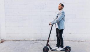 Un tanat se plimbă cu trotineta electrica