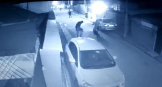 Filmul bătăii sângeroase între interlopii Bebino şi Cezar Petcu, zis Joe. Şeful Clanului Sportivilor, tăiat cu sabia în cartierul Tei (Video)