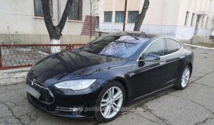 Maşină Tesla, confiscată de poliţişti pe o stradă din Iaşi