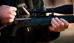 O femeie s-a împuşcat singură la vânătoare, în Pufeşti, Vrancea