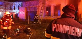 Patru fraţi au murit arşi de vii, după ce casa lor a fost cuprinsă de flăcări