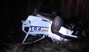 Maşină de poliţie răsturnată