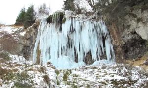 Cascada Pişoaia sau Cascada Miresii a îngheţat