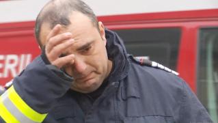 Cosmin Hîș, plutonier adjutant șef, plânge de mila celor patru fraţiori, în timp ce povesteşte cum a decurs intervenţia