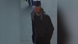 Imagini cu bărbatul suspectat că a batjocirt o fetiţă în scara unui bloc, în Râmnicu Vâlcea