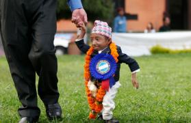 Cel mai scund om din lume merge ținut de mână, pe un stadion