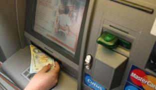Bani găsiţi în bancomat