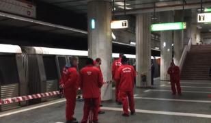 Bărbat aruncat în faţa metroului