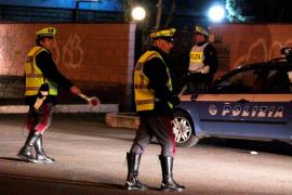 Român căutat în toată Italia, după ce și-a bătut iubita cu un butoi și a dat foc casei