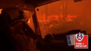 Momentul în care un echipaj de pompieri a fost înconjurat de flăcări uriașe, în Australia