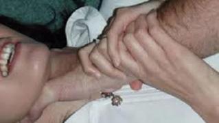 Un actor din Constanţa şi-a strâns soţia de gât, în biserică, poliţiştii l-au împiedicat să o ucidă