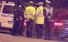 Patru bărbaţi care se dădeau drept poliţişti şi jefuiau străini au fost prinşi în flagrant duminică