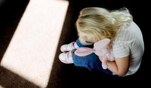 Tată din Braşov, condamnat la închisoare după ce şi-a vândut fiica