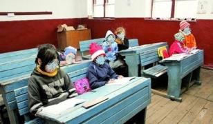 Învăţător, pipăie elevele