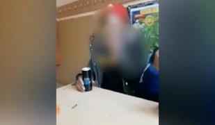 Un elev de clasa a VIII-a a fost filmat de un coleg în timp ce fumează în sala de clasă