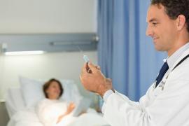 Un doctor pregăteşte injecţia