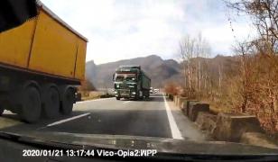 Şofer de TIR, filmat după o depăşire criminală pe Valea Oltului