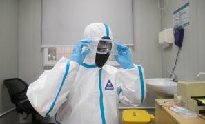 Medic în costum de protecție contra coronavirusului din China