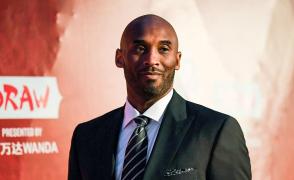 Kobe Bryant pozează la o gală