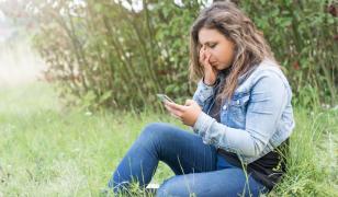 Fetiţa din Galaţi, terorizată printr-o aplicaţie de pe telefon