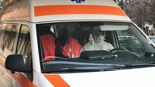 Şoferul unei ambulanţe din Bacău poartă costum de protecţie