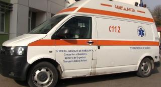 O ambulanţă este parcata în faţa spitalului