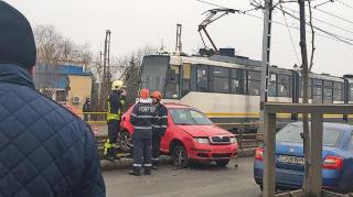 Se acţionează pentru scoaterea maşinii de pe linia de tramvai