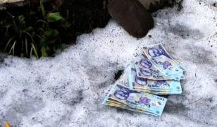 O femeie din Bistriţa a găsit o sumă de bani pe stradă şi a înpoiat-o