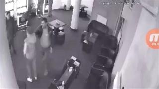 O tânără a fost bătută de un client, într-o sală de jocuri din Târgu Cărbuneşti