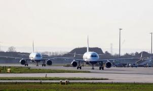 Avioane se pregătesc să decoleze, în aeroport